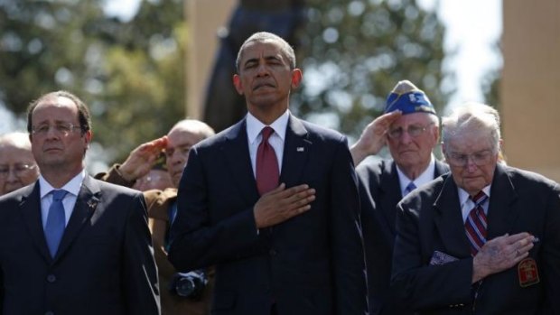US President Barack Obama and French President Francois Hollande stand with veterans at the Normandy American Cemetery and Memorial.