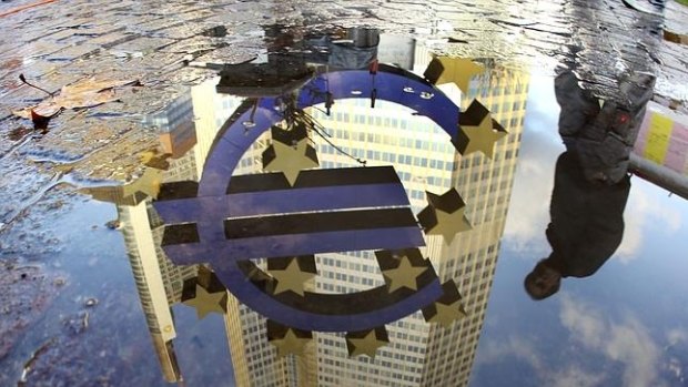 The Euro sculpture in front of the ECB reflected in a puddle: Things are being turned upside down with negative interest rates.