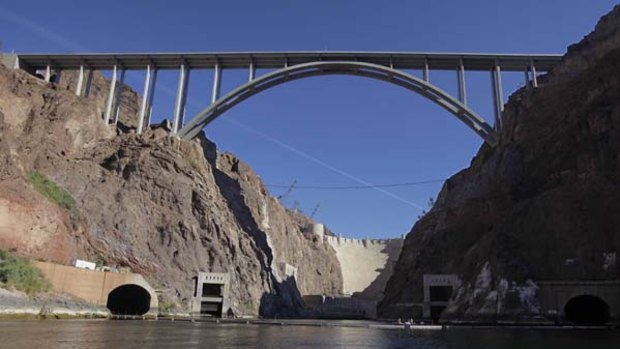 At 320 metres, its support arch is the longest arch in the Western Hemisphere, holding up a roadway that leans on 91-metre-long concrete pillars, some of the tallest in the world.