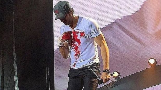 Enrique Iglesias continued to finish the show on Saturday night despite nursing several sliced fingers.