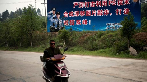 A sign in Suangfeng County attacks the use of Photoshop to forge compromising images of officials.