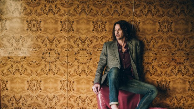 Bernard Fanning takes it easy on record and on stage. 