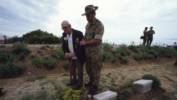 Ted Thompson with a young Australian soidier in Gallipoli.