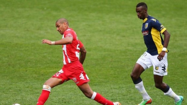 Heart's Patrick Kisnorbo is closely tracked by Bernie Ibini-Isei of the Mariners.