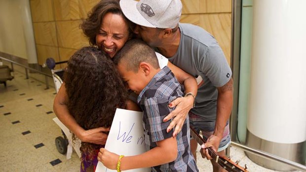 Reunion: Rodrigo Siqueira's children greet their grandmother.