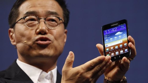 Samsung executive vice president of global sales and marketing  DJ Lee presents the Galaxy Note tablet PC during press day at the IFA consumer electronics fair in Berlin.