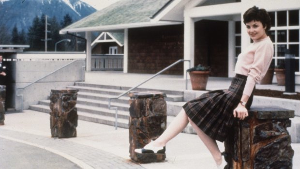 Sherilyn Fenn as Audrey Horne outside the 'Great Northern Hotel'.