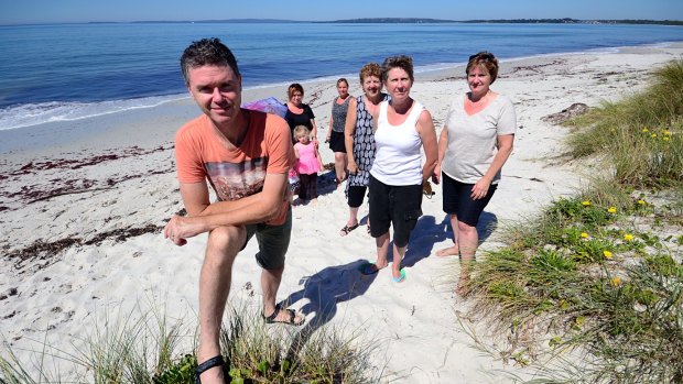 Callala Beach and Bay residents are making a last-ditch effort to reduce the visual impact of 50 hectares of aquaculture leases in Jervis Bay.