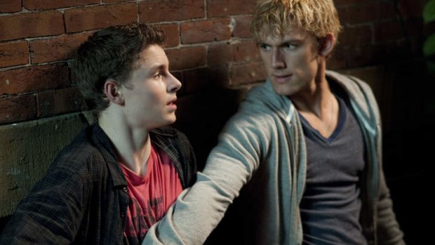 John (Alex Pettyfer) protects Sam (Callan McAuliffe) in suspense thriller <i>I am Number Four</i>.