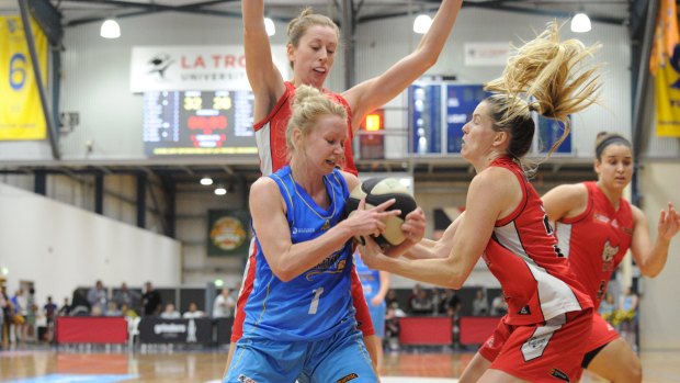 Bendigo's Heather Oliver wrestles for the ball with Perth's Sami Whitcomb on Sunday. 