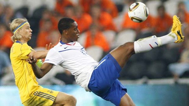 Ukraine's Anatoliy Tymoschuk (L) challenges the Netherlands' Leroy Fer during their friendly soccer match in Donetsk.