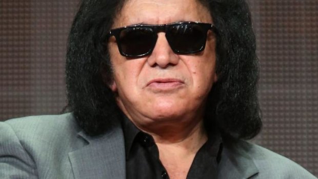 Kiss star Gene Simmons has apologised for remarks he made about depression and suicide.