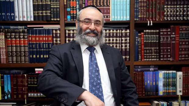 Rabbi Meir Kluwgant called Zephaniah Waks a "lunatic" who was "guilty of neglect of his own children". 