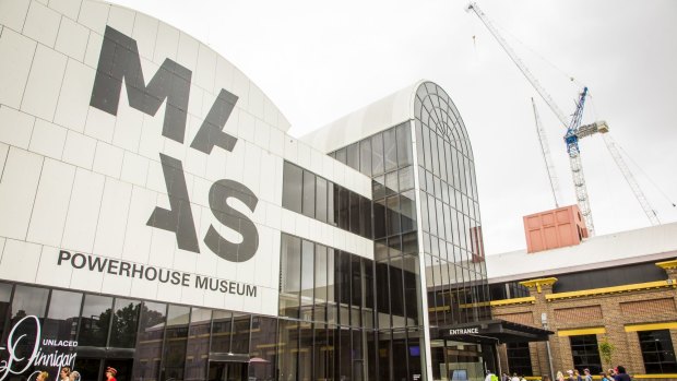 The NSW government's controversial plan to move the Powerhouse Museum to Parramatta could cost up to to $1 billion, according to a former director of the museum.