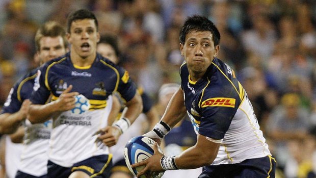 Christian Lealiifano of the Brumbies feeds the backline.