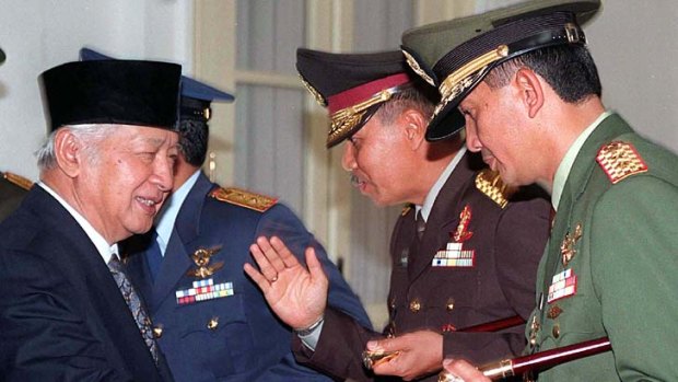 Indonesian President Suharto (left) shakes hands with Jakarta military commander Major-General Sjafrie Sjamsoeddin.