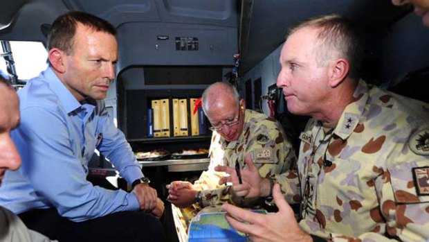 Major-General John Cantwell briefs Opposition Leader Tony Abbott.