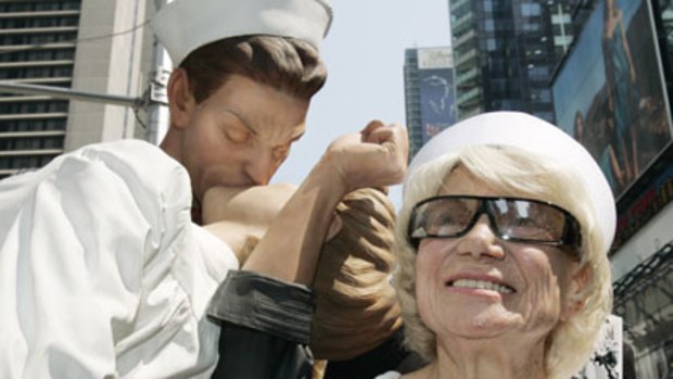 Hello, sailor ... Edith Shain in 2005 with a sculpture of the photo at 50th anniversary celebrations of V-J Day in Times Square.