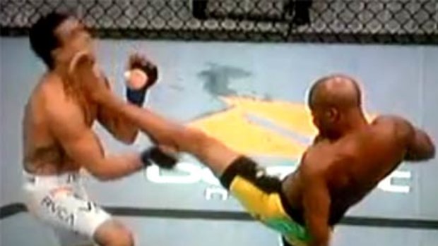 Anderson Silva knocks out Vitor Belfort with a front kick.