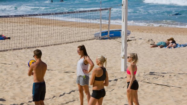 "What do I do with this?": Aussies playing volleyball on the beach