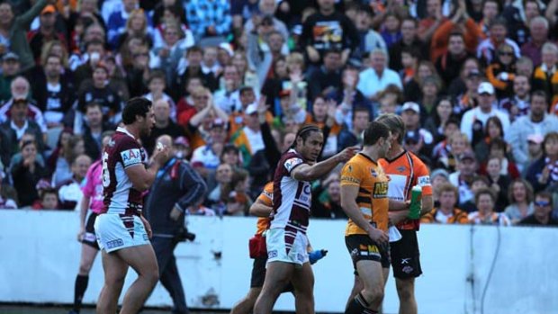 Drama ... Steve Matai accuses Robbie Farah of diving, which the Tigers hooker later denied, in an exchange that sparked a brawl at Bluetongue Stadium yesterday.