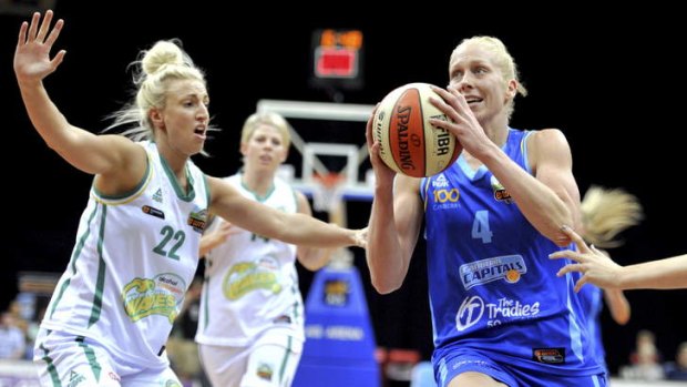 Canberra capitals player Abby Bishop in action against the West Coast Waves.