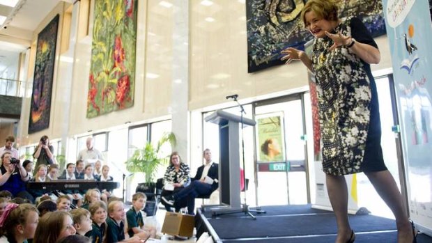 Jackie French speaks to the crowd of children at the National Library of Australia.