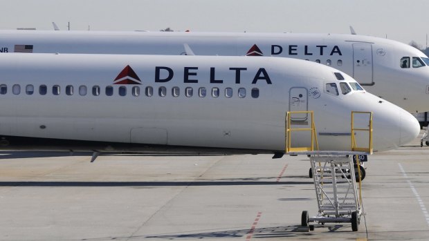 Delta Airlines is introducing a service where staff preload passengers' carry-onluggage above their seat before boarding.