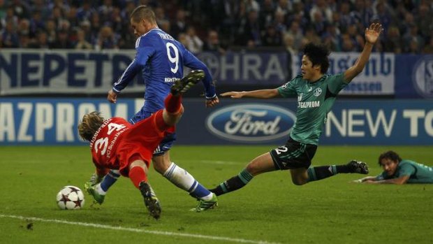 Chelsea's Fernando Torres  beats Schalke goalkeeper Timo Hildebrand.