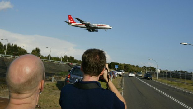 Film star John Travolta flies his Boeing 707 in to land at Sydney Airport in 2004  