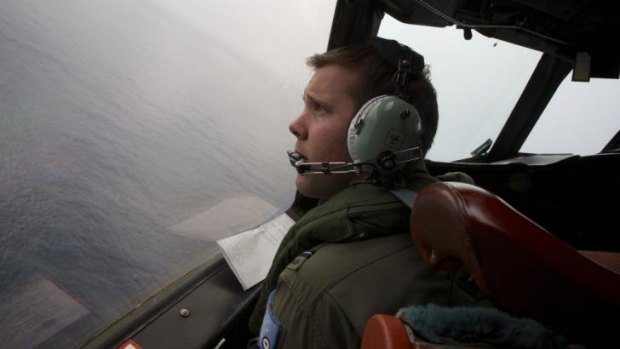 An RAAF Orion on a low-level search for the missing Malaysia Airlines plane.