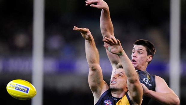 Ruckmen revelry: Richmond big man Ivan Maric and his Carlton counterpart Matthew Kreuzer are in sync in their battle for the ball last night.