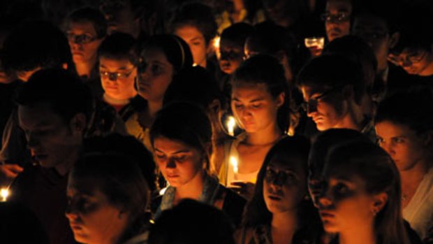 Memorial  ... students, staff and members of the public hold a candlelight vigil for Annie Le at Yale on Monday.