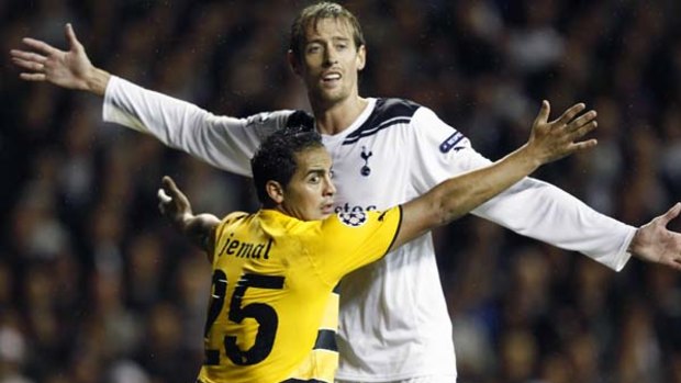 Tottenham Hotspur's Peter Crouch (R) is marked at a corner by Anmar Jemal of BSC Young Boys.