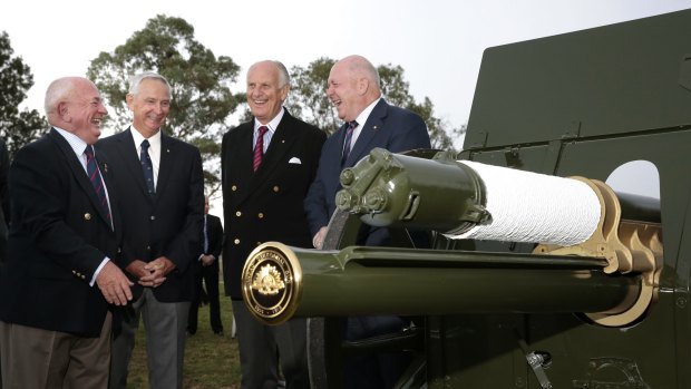Colonel Ian Ahearn (Ret), Warrant Officer Kevin Browning (Ret) and Jim Frecklington show Governor-General Sir Peter Cosgrove the Anzac Centennial Gun.