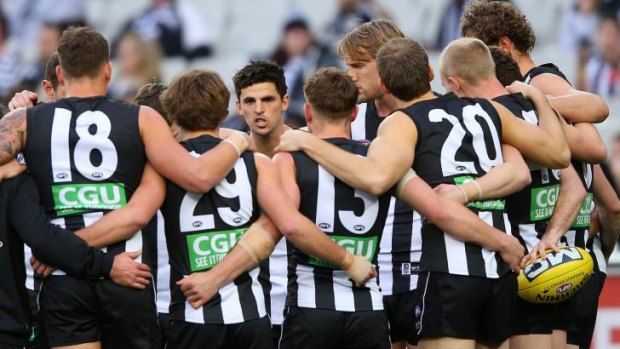 Scott Pendlebury speaks to the team during the game against Adelaide.