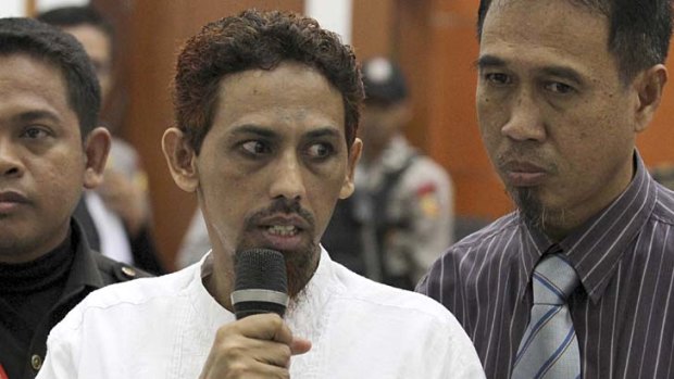 Umar Patek (centre), accused of building bombs used in the 2002 Bali nightclub attacks, has apologised for the first time to the victims.