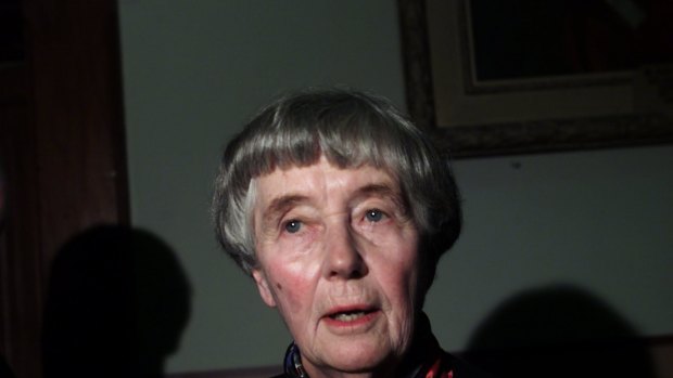 Dame Leonie  announces her resignation as  University of Sydney chancellor in 2001.