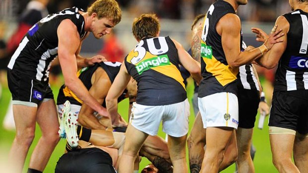 Richmond and Collingwood have a dust-up at half-time.