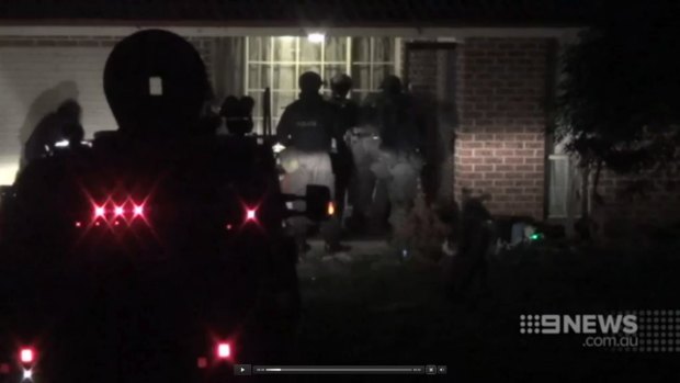 Police search the house of a man wanted in connection with the fatal shooting of a car driver in Heckenberg on Friday. 