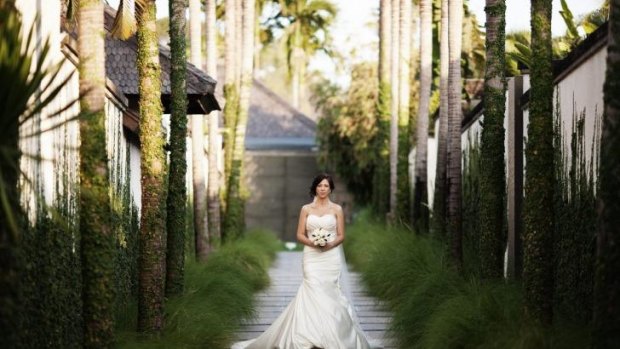 Many couples aspire to a glamorous, tropical wedding. 