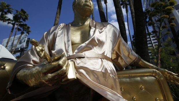 The statue suggestively clutching an Oscar.