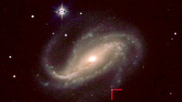 Astronomers captured Supernova 2016gkg, between the two red lines, in the galaxy NGC 613, 80 million light-years from Earth.