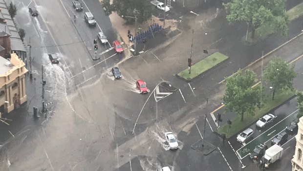 Flooding at the intersection of Elizabeth and Victoria streets in North Melbourne. Photo: Matthew Leung 