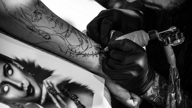 Tattoo artist Elric Gordon at work at the expo. 
