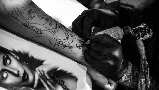 Tattoo artist Elric Gordon at work at the expo. 