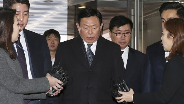 Lotte Chairman Shin Dong-bin arrives for his sentencing.