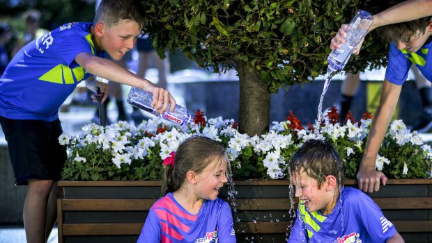These kids know how to cool off ... Declan, Macie, Kai and Lucas took matters into their own hands at the Australian Open on Thursday.