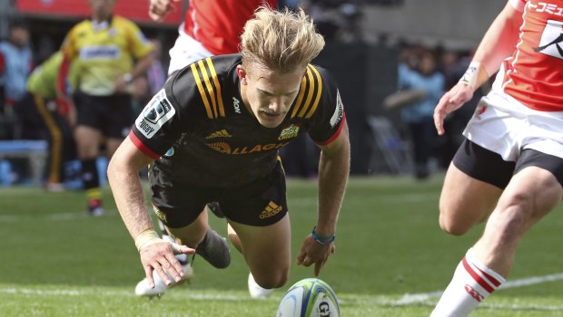 Clinic: Damian Mckenzie crosses for the Chiefs in Tokyo.