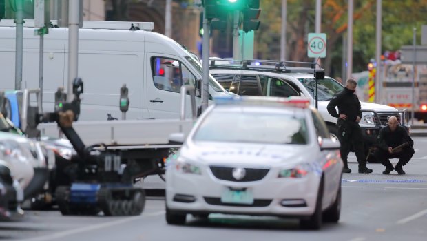 A bomb disposal robot was spotted opposite an Officeworks store on Russell Street and police cordoned off the area between Little Londsdale and Lonsdale Streets. 